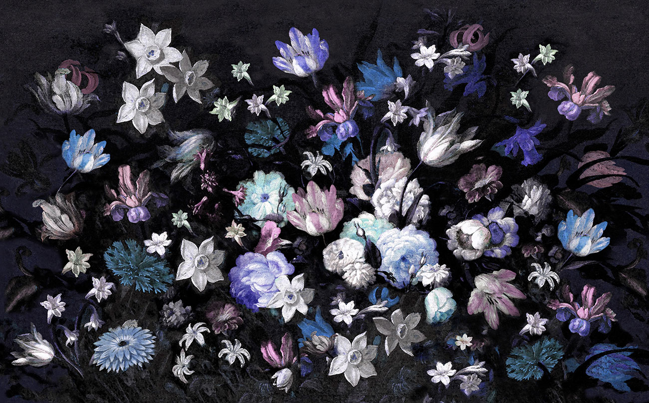 Carta da parati floreale artistica, con grandi fiori colorati blu, bianchi e rosa, dipinti a mano