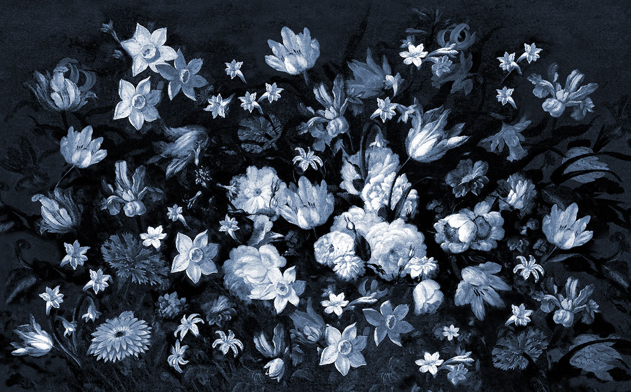 Carta da parati artistica con fiori dipinti a mano di color bianco su fondo blu notte