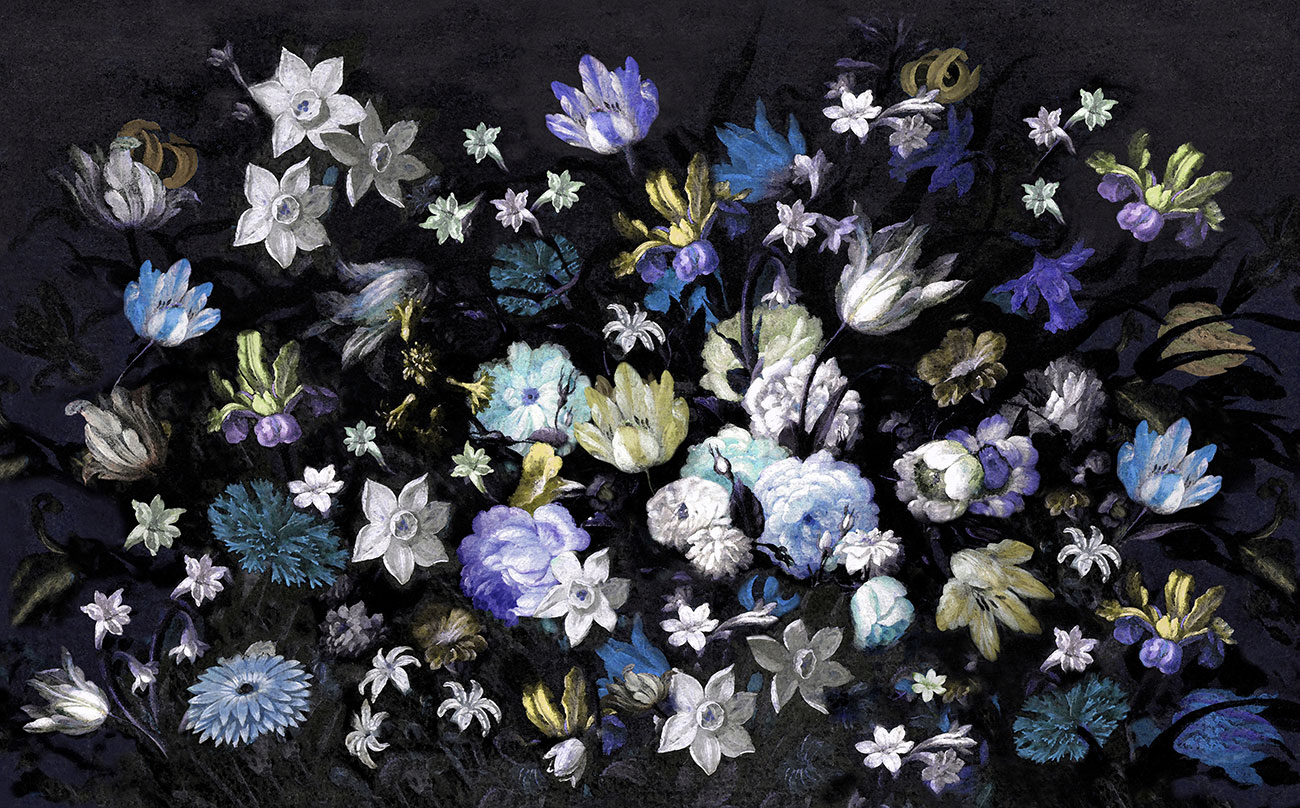 Carta da parati botanica dipinta a mano, con grandi fiori colorati blu, azzurro e viola
