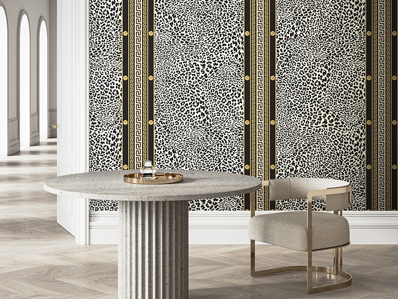 Carta da parati animalier di tendenza con texture leopardata e greche geometriche color oro, in un salotto