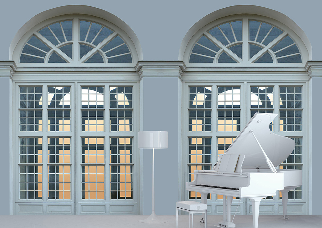 Carta da parati a tema architettonico con grandi vetrate realistiche ad arco, illuminate