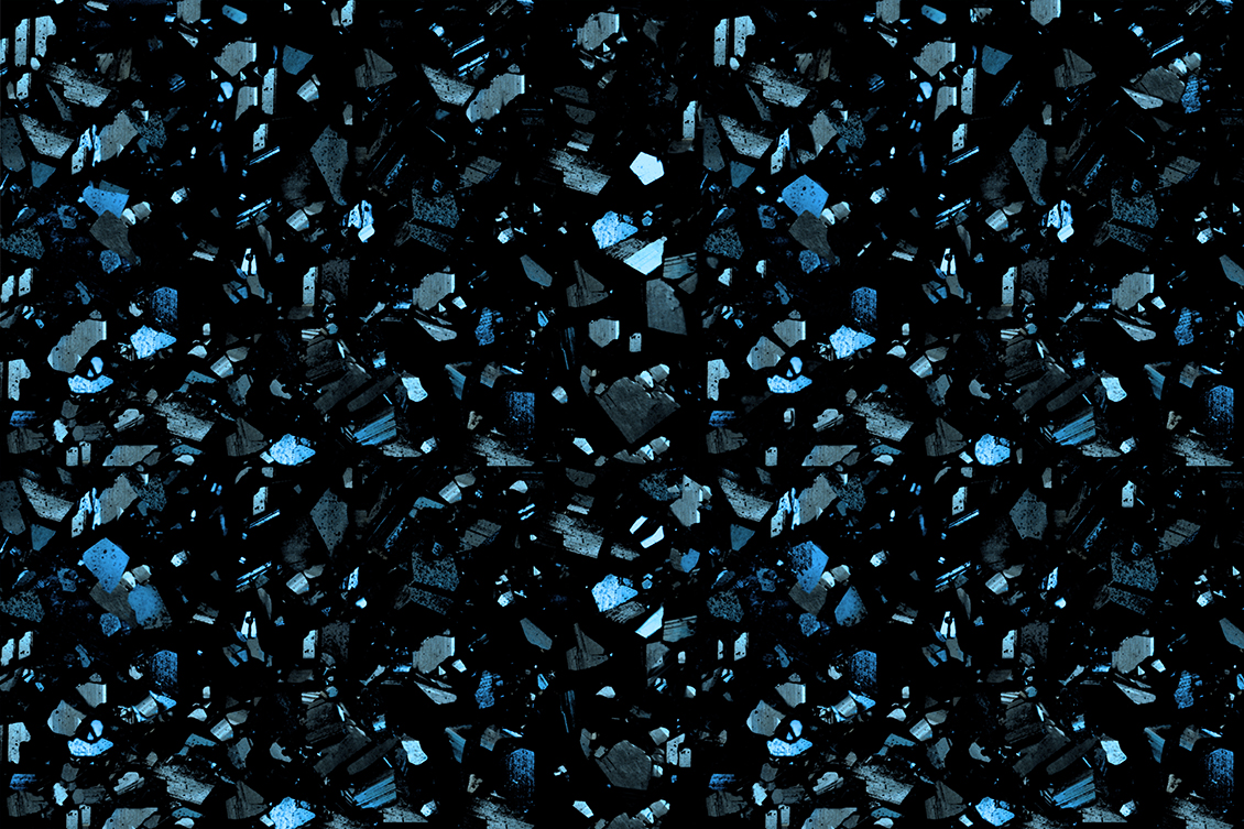 Carta da parati con texture decorativa con grandi cristalli color blu e argento su fondo nero