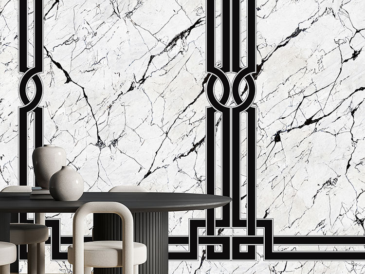 Carta da parati con marmo bianco venato di nero e greca geometrica stile deco, in una casa elegante