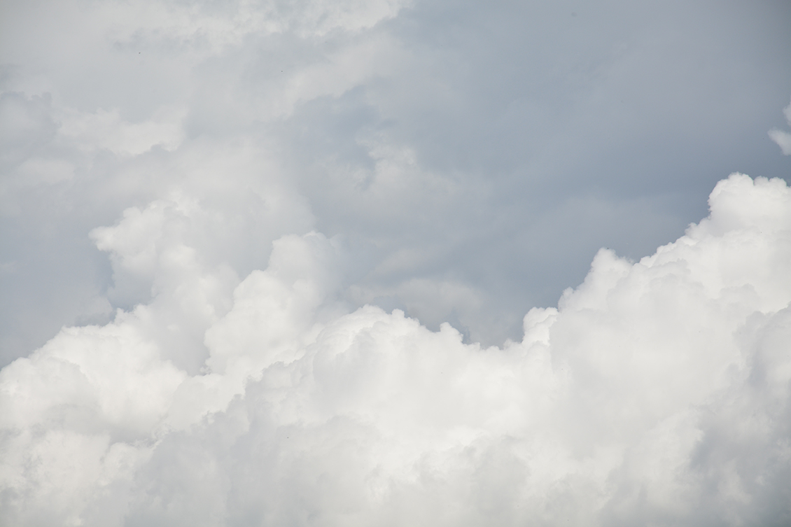 Wallpaper with sky and clouds, with various shades of blue and white