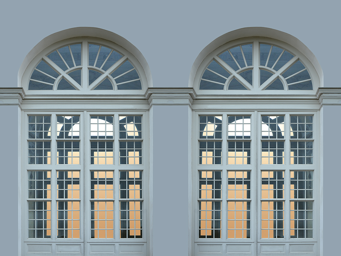 Carta da parati a tema architettonico con vetrate realistiche ad arco, illuminate