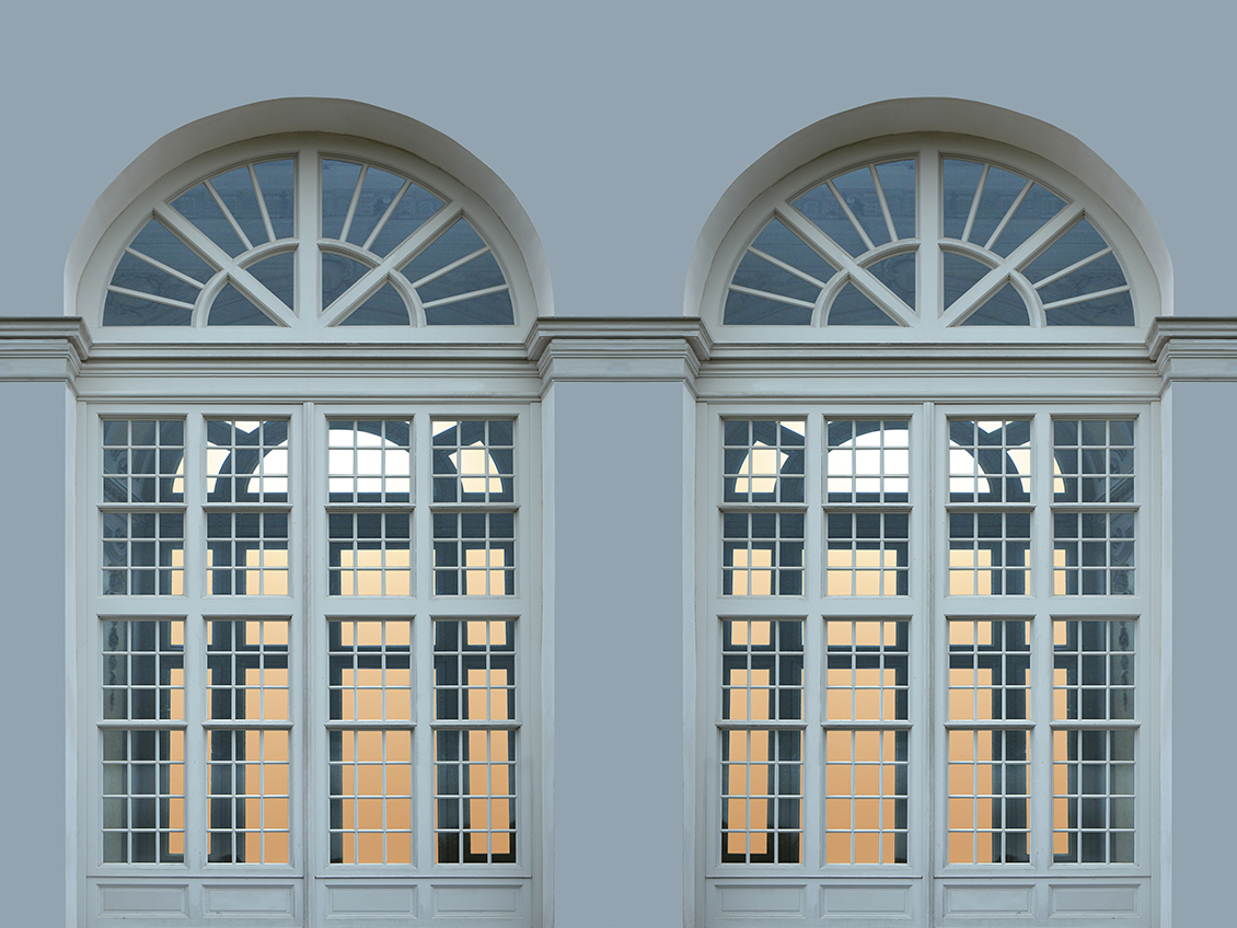 Carta da parati a tema architettonico con vetrate realistiche ad arco, illuminate