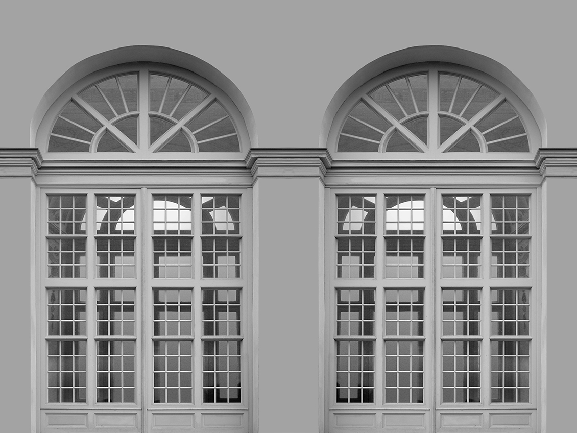 Carta da parati a tema architettonico con grandi vetrate realistiche ad arco, in bianco e nero
