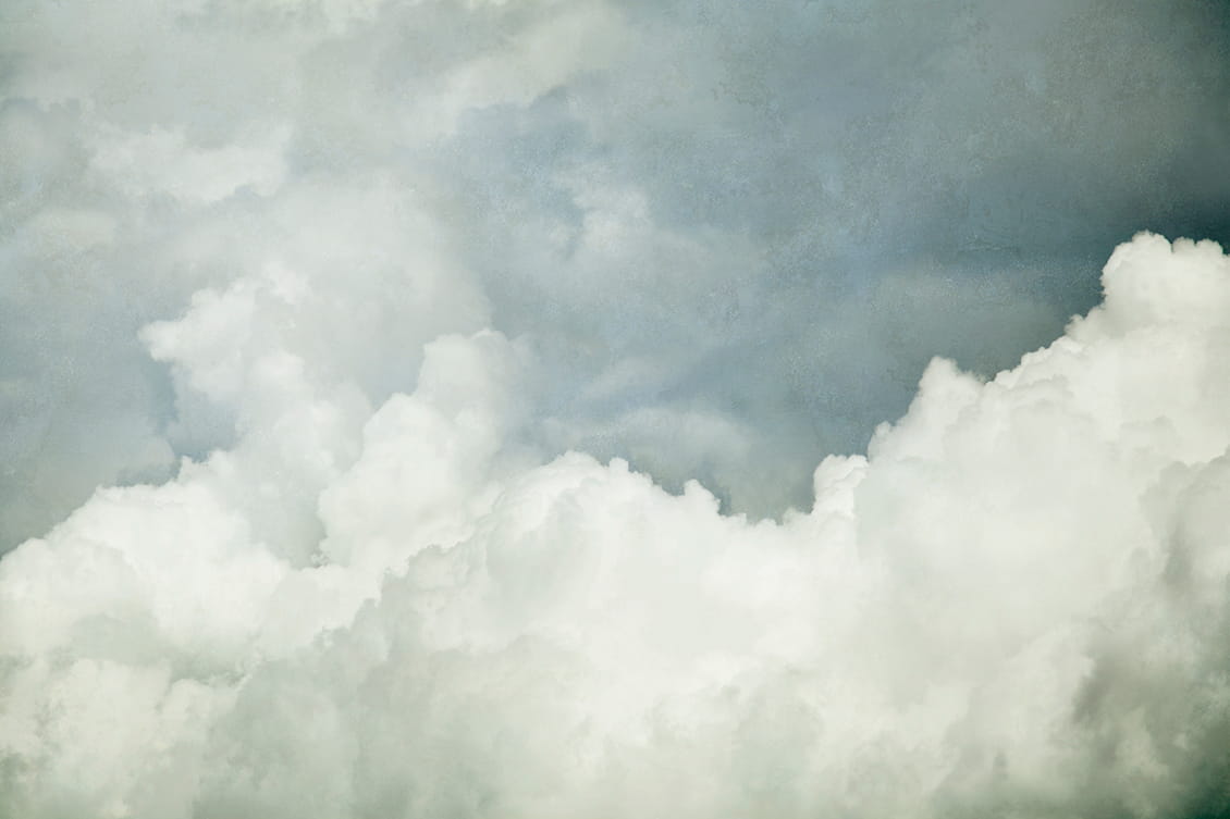 Carta da parati con cielo e nuvole, con sfumature di azzurro e grigio