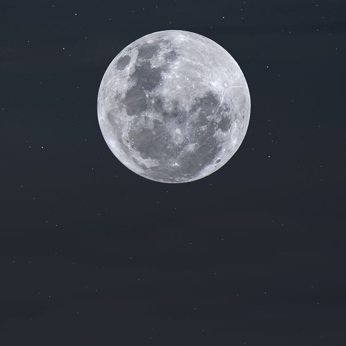 Carta da parati con luna piena e cielo stellato blu notte