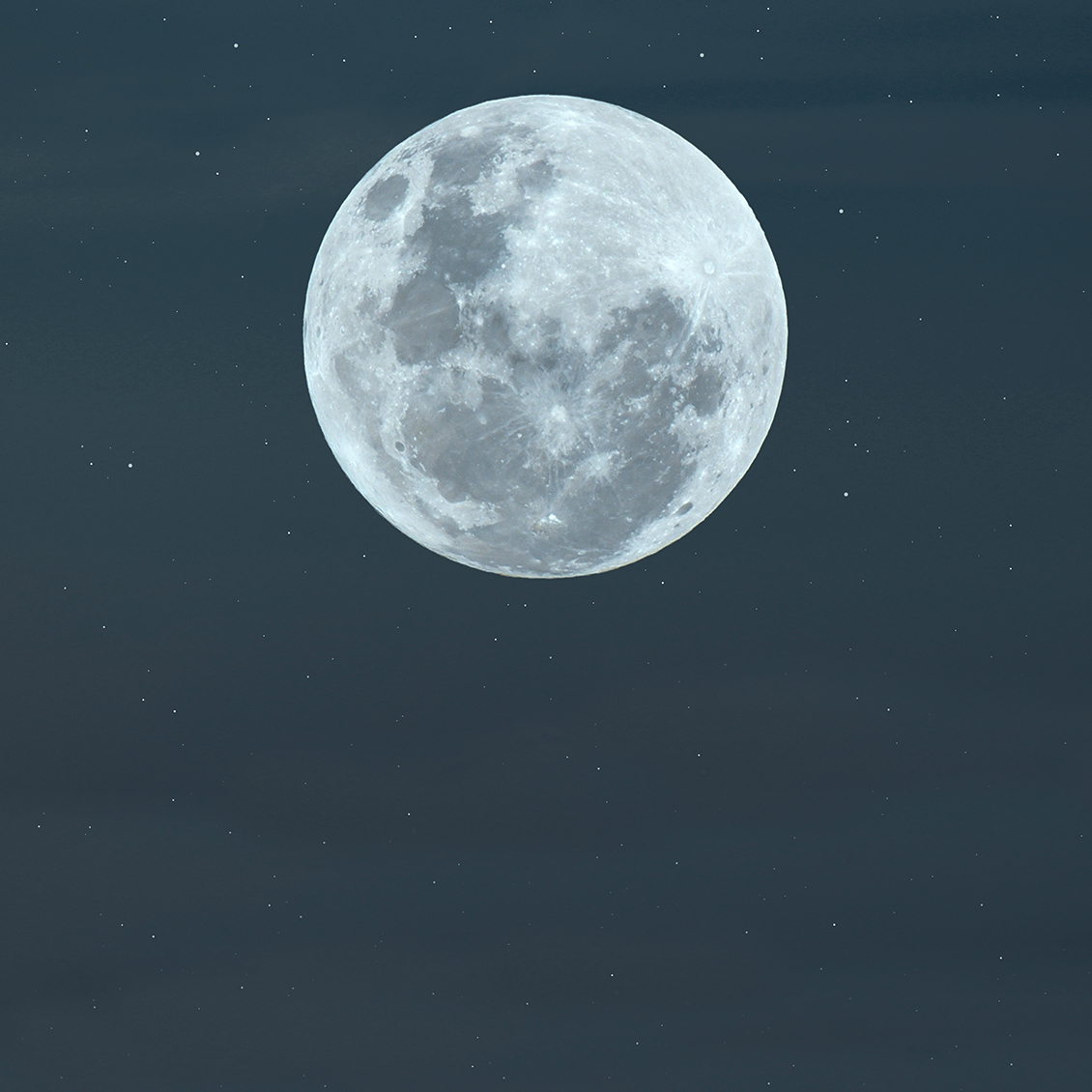 Carta da parati con luna piena su sfondo di cielo stellato blu 