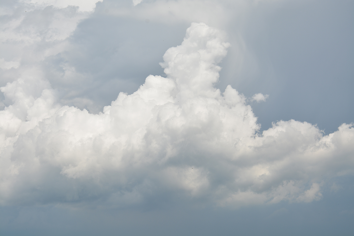 Carta da parati con cielo e nuvole, con vari toni di azzurro e grigio