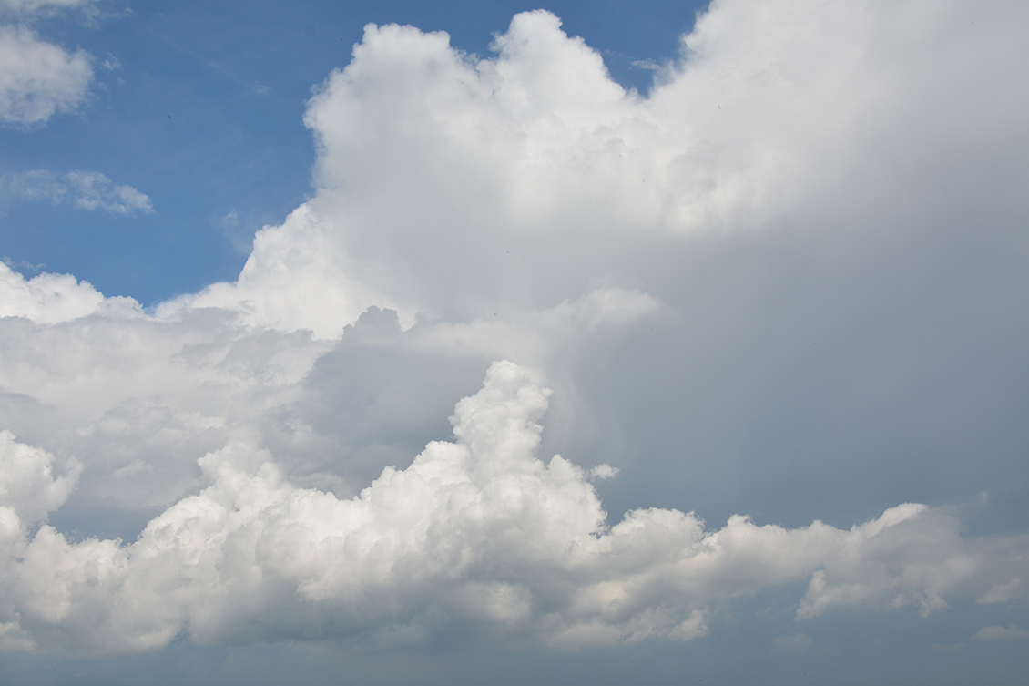 Carta da parati con cielo azzurro e nuvole, con vari toni di azzurro e grigio