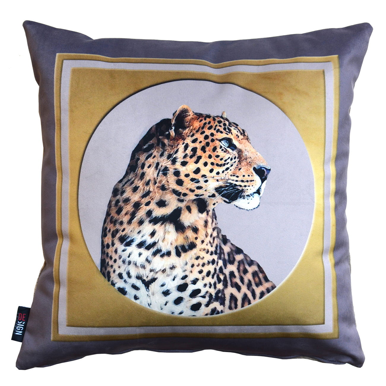 Cuscino stile animalier con testa di leopardo in cornice dorata su fondo rosa cipria.