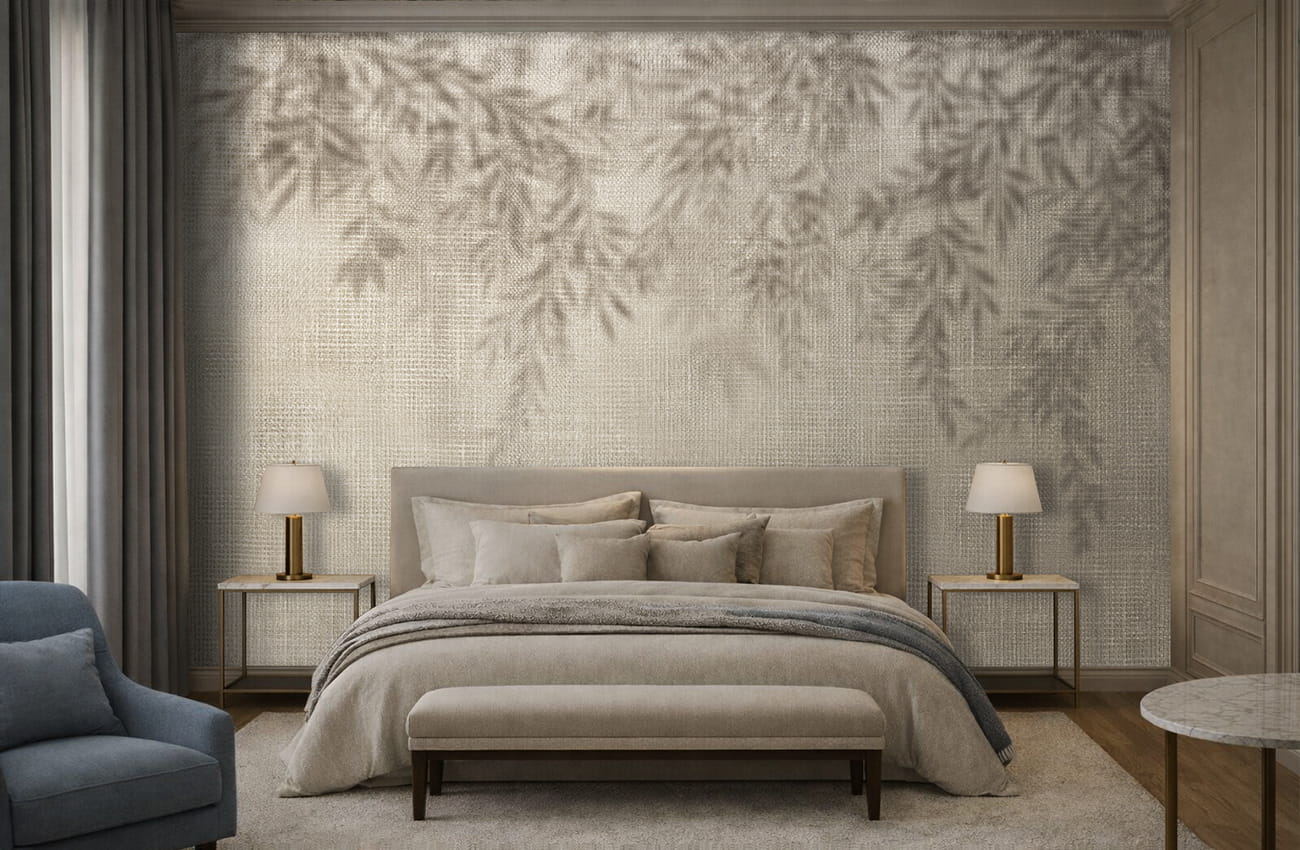 Carta da parati effetto tessuto in tonalità calde, beige e tortora, applicata in un soggiorno moderno.